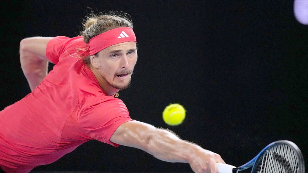 Mit vollem Fokus in die dritte Runde der Australian Open: Alexander Zverev. Foto: Vincent Thian/AP/dpa