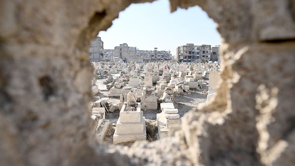 Ruinen und ein Friedhof - viel mehr ist nicht übrig geblieben von Dschubar, einem im Krieg zerstörten Viertel von Damaskus. Auch mehrere Moscheen und eine alte Synagoge sind stark beschädigt. Foto: Sebastian Gollnow/dpa