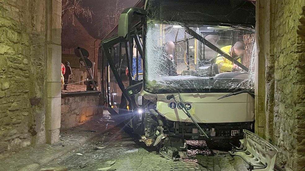 Ein Bus krachte in Sommerhausen in Bayern in einen Torbogen. Foto: Pascal H./NEWS5/dpa