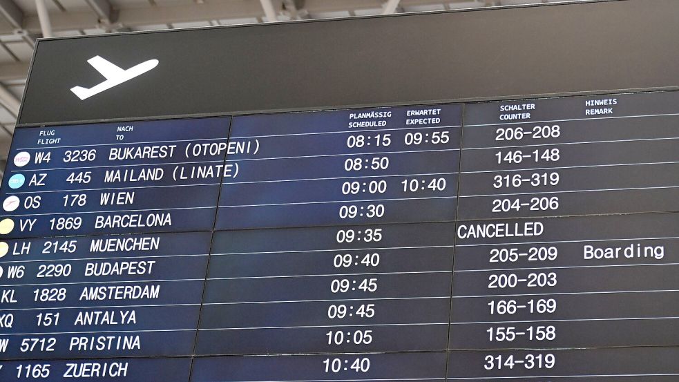 Verspätungen und ein Ausfall eines Flugs werden auf einer Anzeigentafel am Flughafen Stuttgart angezeigt. Foto: Bernd Weißbrod/dpa