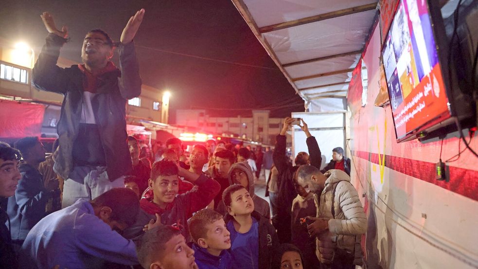 Die Einigung über die Waffenruhe im Gazastreifen löst Jubel aus: Die Menschen in Khan Yunis verfolgen das Geschehen im Fernsehen. Foto: AFP/Bashar Taleb