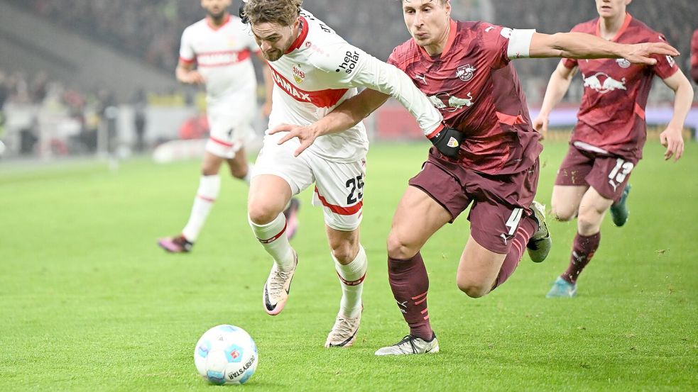 Umkämpfte Partie: Stuttgarts Jacob Bruun Larsen (l.) im Duell mit Leipzigs Willi Orban. Foto: Bernd Weißbrod/dpa