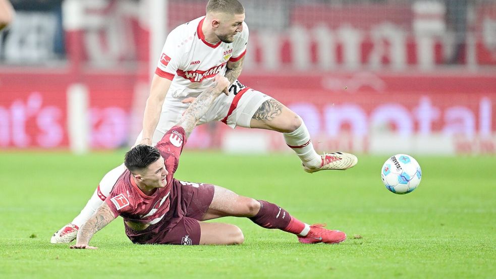 Jeff Chabot (oben) und der VfB konnten Benjamin Sesko nicht am 0:1 hindern. Foto: Bernd Weißbrod/dpa