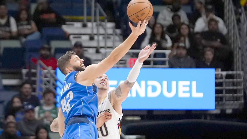 Maxi Kleber und Daniel Theis lieferten sich mit ihren Teams einen harten Kampf. Foto: Gerald Herbert/AP/dpa