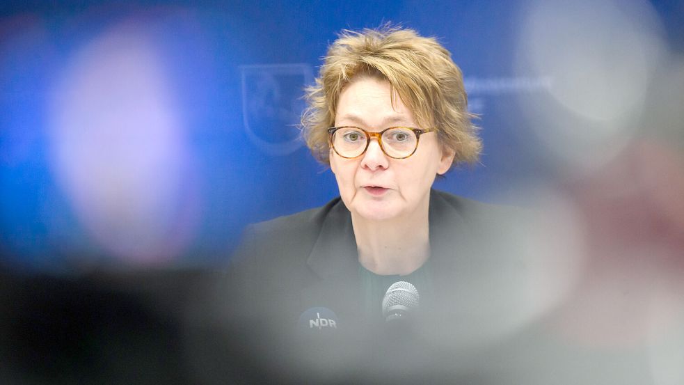 Niedersachsens Innenministerin Daniela Behrens lehnt Rechnungen von Polizeieinsätzen an Fußballclubs ab. Vorerst. Foto: dpa/ Julian Stratenschulte