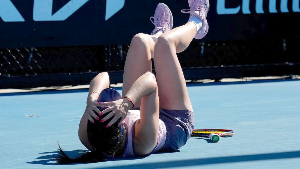 Der Moment, als Eva Lys‘ Einzug in die dritte Runde der Australian Open feststand. Foto: Manish Swarup/AP/dpa