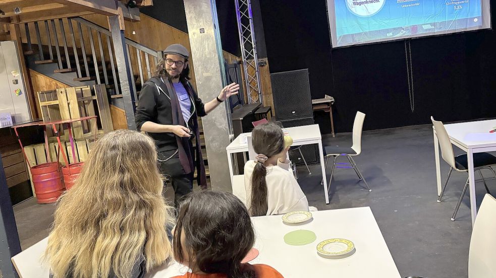 Beim Wahl-Workshop im Jugendzentrum Aurich ging es um die Wahlprogramme der einzelnen Parteien. Foto: Mieke Matthes