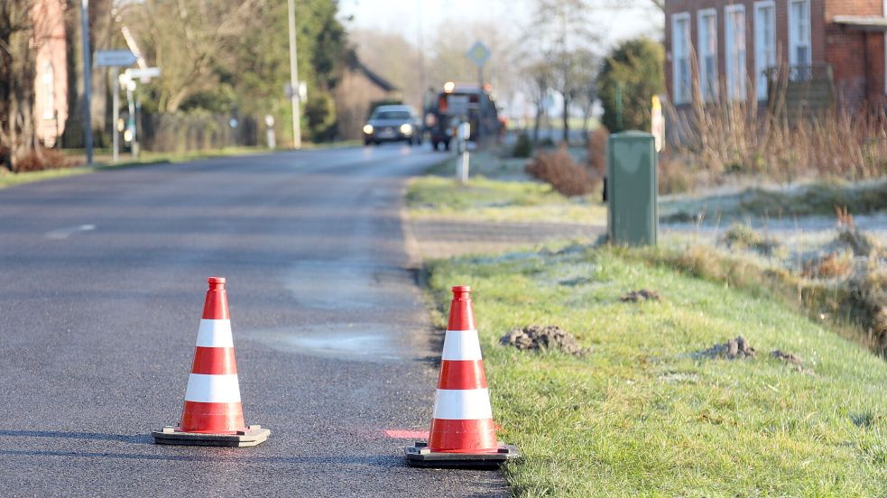 Kürzlich fanden an der Ulbarger Straße noch Vermessungsarbeiten statt. Nun rollen bald die Bagger. Foto: Romuald Banik