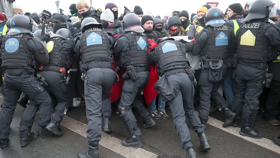 Polizisten stoppen eine Demonstration gegen den Bundesparteitag der AfD. Foto: DPA/Jan Woitas