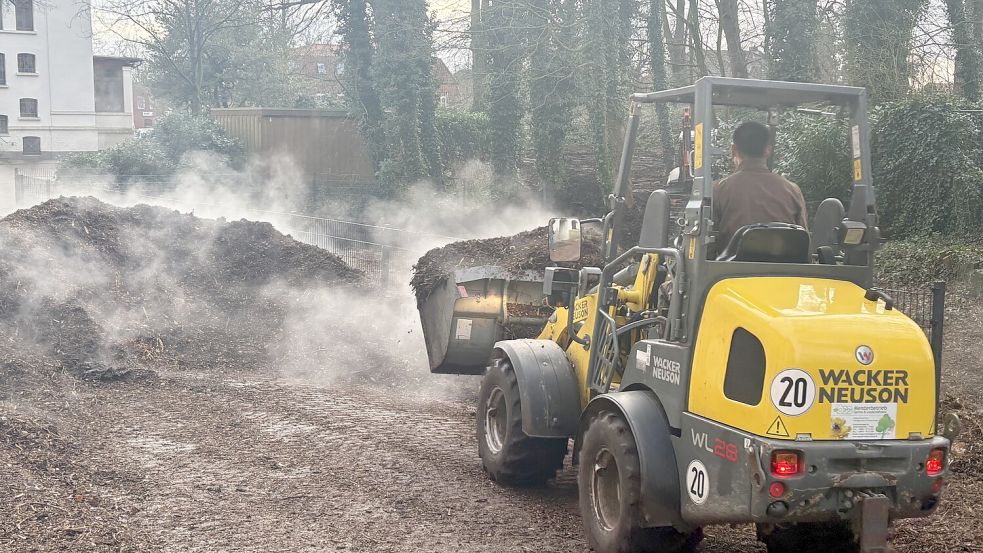 Der Teich zwischen Schloss und „Schlösschen“ (hinten links) wurde mit Laubabfall und Schreddergut verfüllt. Foto: Aiko Recke