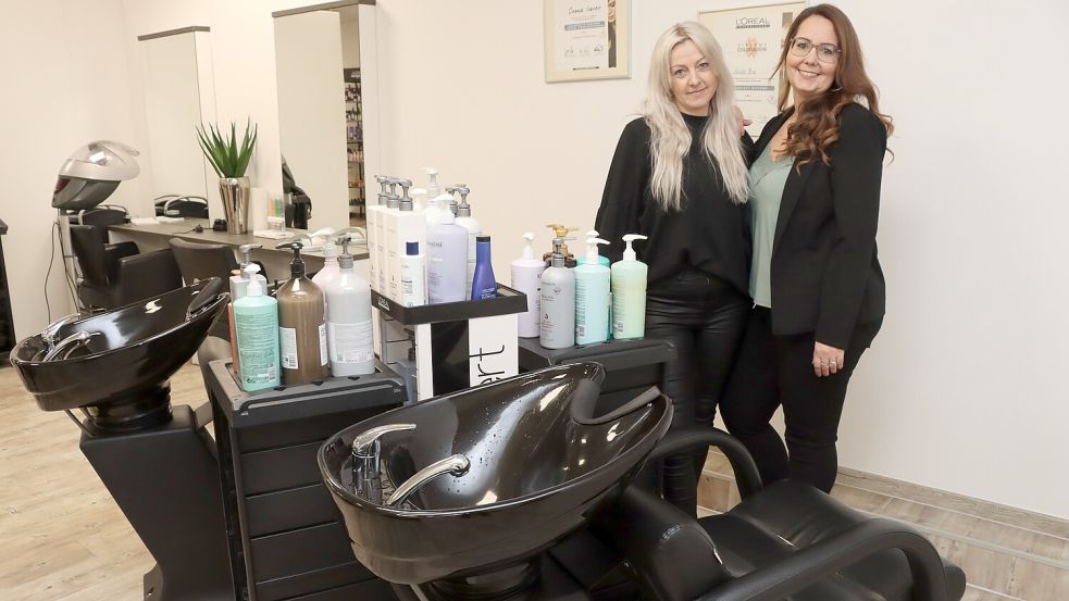 Svetlana Zorin (links) und Jessica Wienekamp-Röpkes machen aus jeder Haarpflege ein kleines Wellnessprogramm.