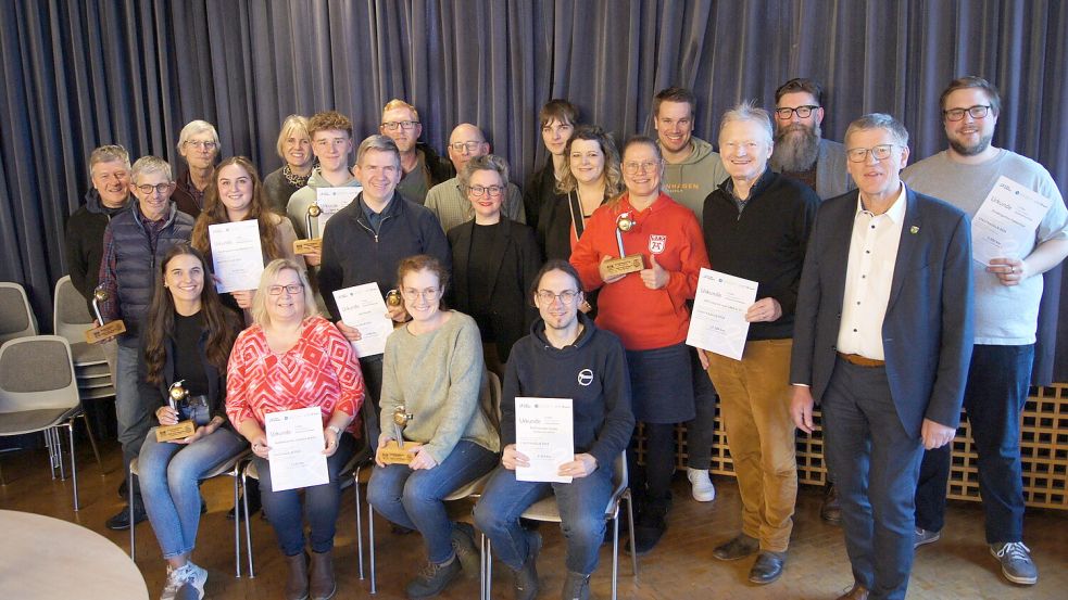 Bürgermeister Horst Feddermann würdigt die Gewinnerteams des Stadtradelns in Aurich. Foto: Stadt Aurich