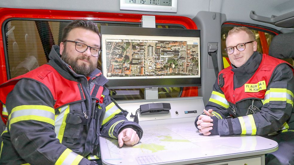 Ortsbrandmeister Bernd Saathoff und sein Stellvertreter Heiko Klaaßen im Einsatzleitwagen der Feuerwehr Aurich. Foto: Romuald Banik