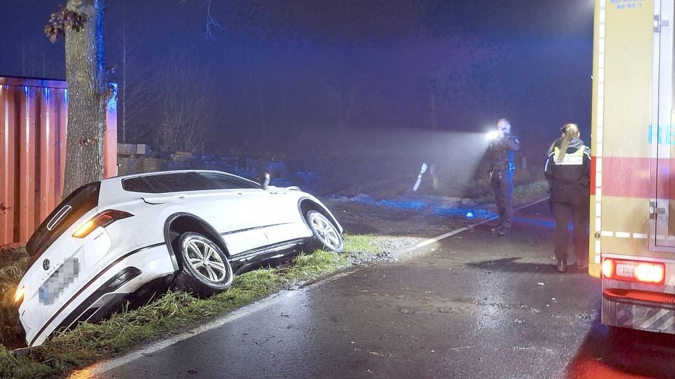 Am Mittwochabend landete an der Moordorfer Straße in Aurich ein VW Tiguan im Graben. Foto: Feuerwehr/Marvin Friedrichs