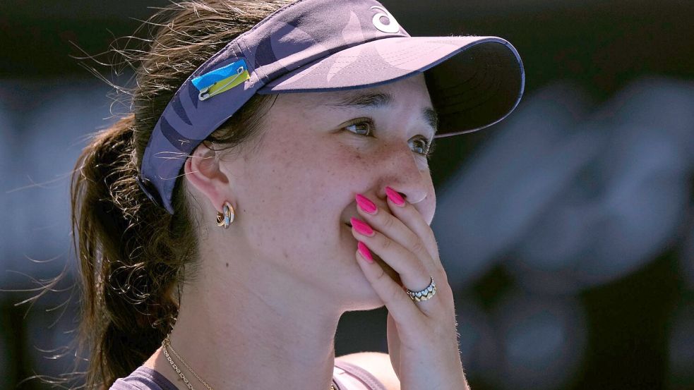 Kann ihren historischen Erfolg bei den Australian Open kaum fassen: Eva Lys. Foto: Vincent Thian/AP/dpa