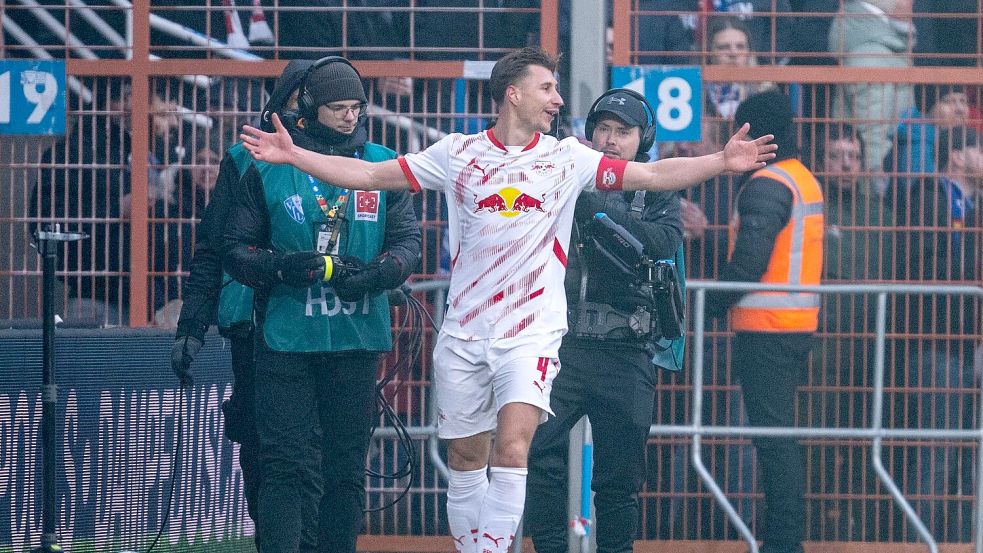 Willi Orban traf sehenswert zum 1:0 für Leipzig. Foto: David Inderlied/dpa