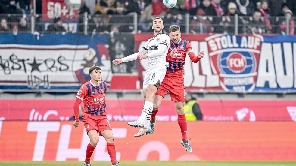 Ob in der Luft oder auf dem Rasen: Heidenheim und St. Pauli lieferten sich ein umkämpftes Duell. Foto: Harry Langer/dpa