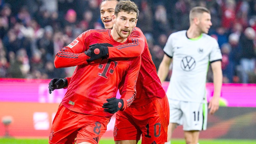 Zweifacher Torschütze: Leon Goretzka jubelt nach seinem 3:1 mit Leroy Sané. Foto: Tom Weller/dpa