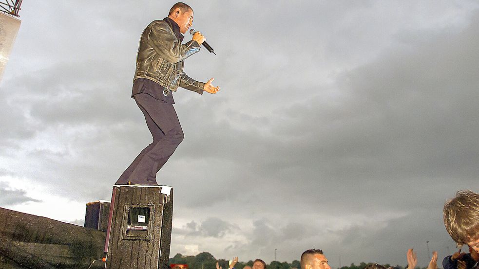 Peter Maffay legte 2001 den Grundstein für eine immer noch andauernde Open-Air-Tradition. Der Sänger gab im Rahmen seiner „Heute vor 30 Jahren“-Tour ein umjubeltes Konzert in Aurich. Mit seiner Band spielte er teils bei strömendem Regen vor fast 18.000 Fans auf dem Mehrzweckgelände in Tannenhausen. Foto: Ralf Nöhmer