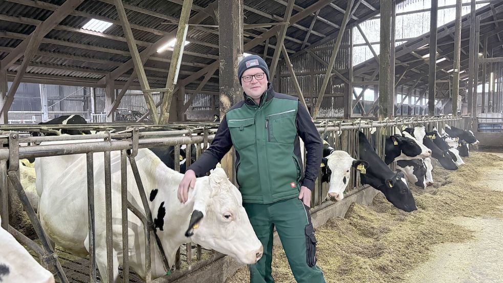 Jedes Tier hat auf diesem Hof einen Namen: Landwirt Holger mit Kuh Karita. Foto: Mieke Matthes