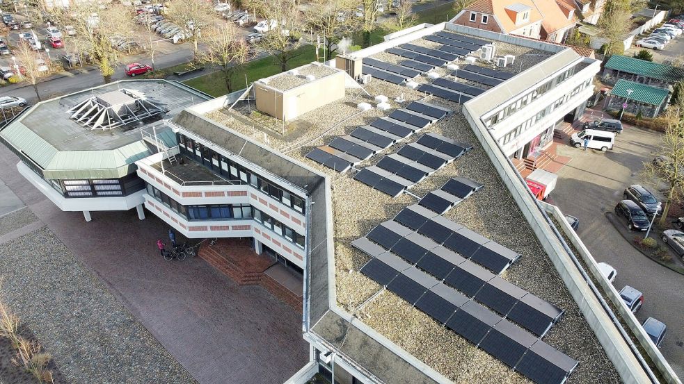 Die Photovoltaik-Anlage auf dem Dach des Auricher Rathauses. Foto: Stadt Aurich