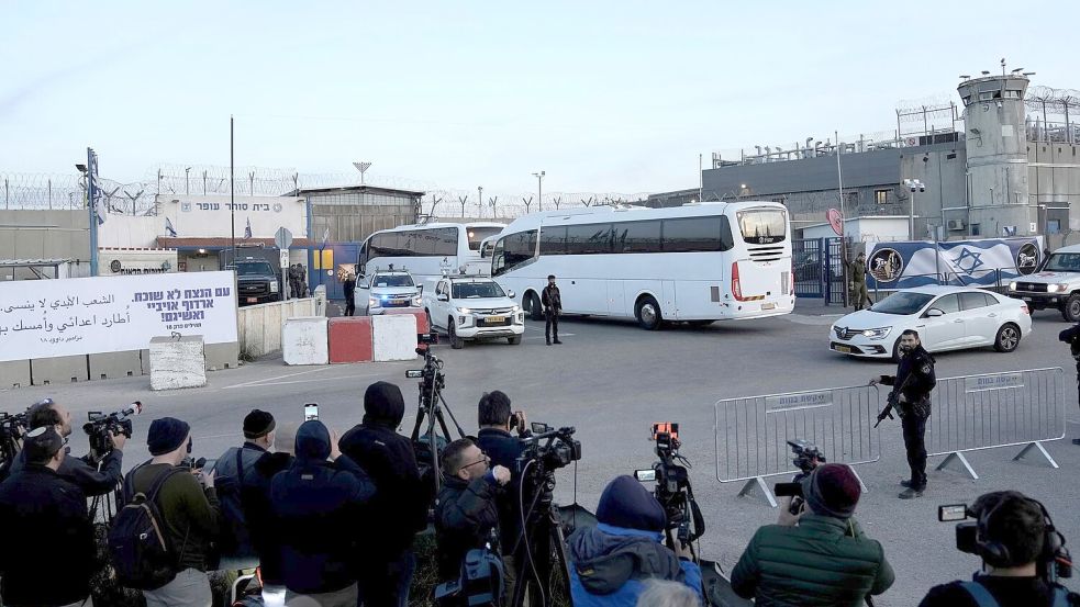 Israel hat die ersten palästinensischen Häftlinge im Austausch gegen israelische Geiseln freigelassen. Foto: Mahmoud Illean/AP/dpa