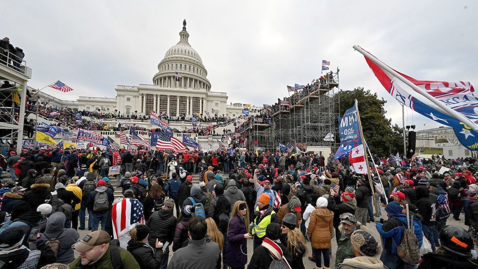 Trump stellte auch einmal mehr in Aussicht, gleich am ersten Tag im Amt Anhänger zu begnadigen, die wegen der Attacke auf das US-Kapitol verurteilt wurden. Foto: Essdras M. Suarez/ZUMA Wire/dpa