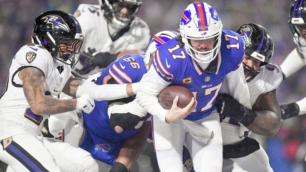 Josh Allen (rechts) erledigte, was erledigt werden musste für die Bills. Foto: Adrian Kraus/AP/dpa