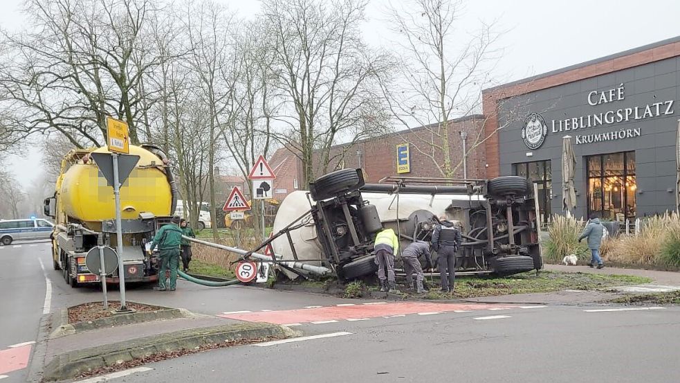 Der Anhänger legte sich im Kreisel in Pewsum auf den Grünstreifen. Foto: Wagenaar