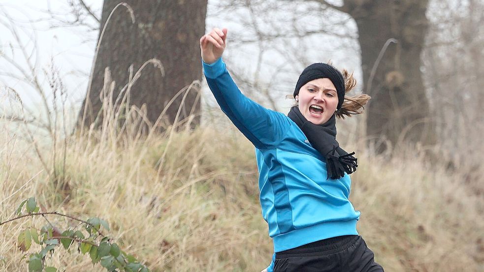 Im Wettkampfmodus: Anna Goldenstein, Kapitänin und Holzwerferin von Rahe, hat soeben die Kugel mit Schmackes auf die Straße geworfen. Foto: Wilfried Gronewold