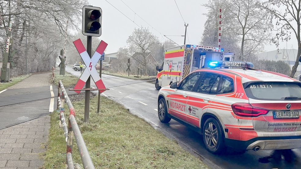 Notarzt und Rettungsdienst versuchten noch, das Leben des Mannes zu retten. Foto: Bothe