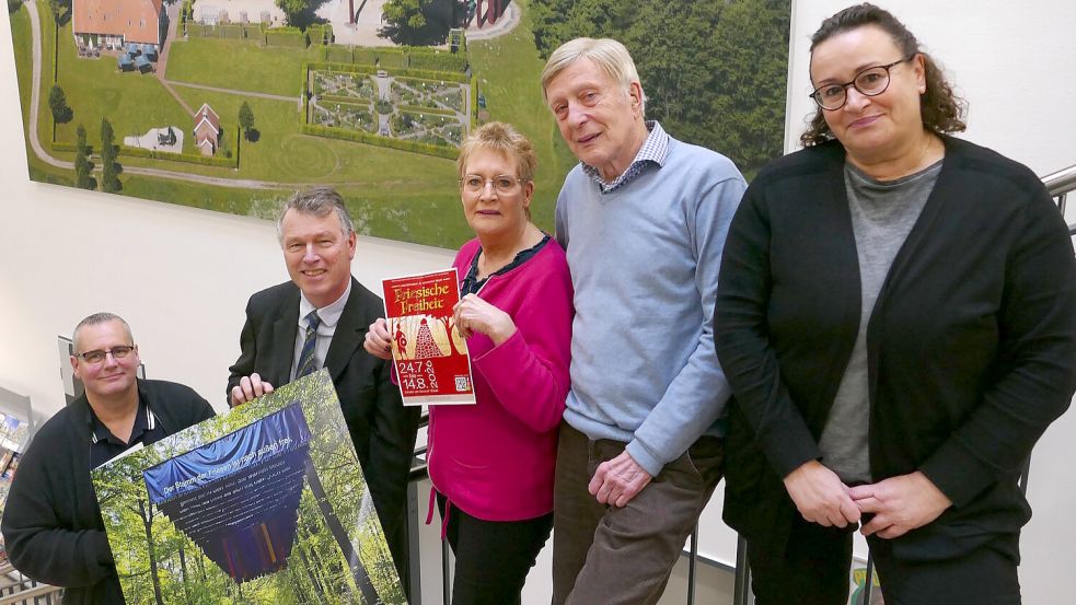 Ingo Flick von der Arbeitsgemeinschaft Ostfriesischer Volkstheater (von links), der Ihlower Bürgermeister Arno Ulrichs, Marina Bohlen von der Arbeitsgemeinschaft, Bernhard Buttjer vom Klosterverein Ihlow und Ute Meinert von der Sparkassenstiftung, die das Spektakel sponsert, freuen sich schon jetzt auf die Inszenierung. Foto: Werner Jürgens