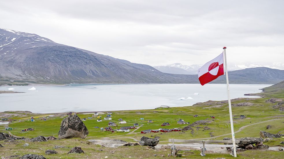 Die grönländische Flagge weht in der Ortschaft Igaliku. Der designierte US-Präsident Trump hat nun schon mehrfach Interesse am Kauf von Grönland bekundet. Foto: DPA/Ida MArie Odgaard