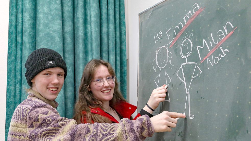 Leia Janata und Lasse Hettmann vom Gymnasium Ulricianum präsentieren die beliebtesten Vornamen 2024 in Aurich. Foto: Romuald Banik