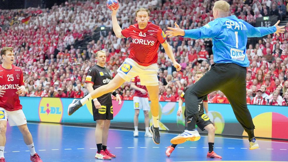 Die deutschen Handballer haben bei der WM gegen Gold-Favorit Dänemark verloren. Foto: Sören Stache/dpa