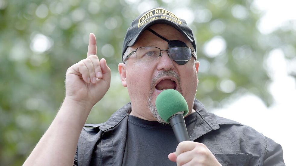 Auch der Gründer der „Oath Keepers“, Stewart Rhodes, wurde nach dem Angriff zu einer langen Haftstrafe verurteilt. (Archivbild) Foto: Susan Walsh/AP/dpa