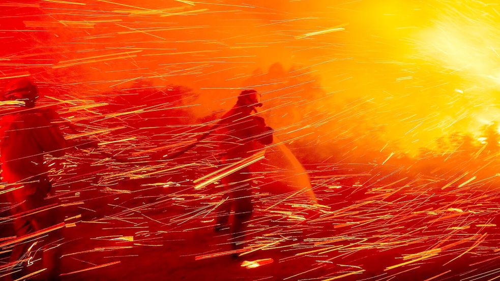 In Südkalifornien - wie hier im San Diego County - kämpft die Feuerwehr weiter gegen Brände an. Foto: Noah Berger/FR34727 AP/AP/dpa