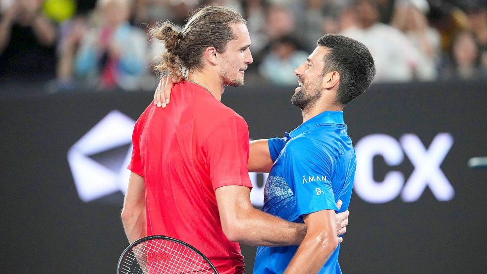 Verstehen sich gut: Die Tennisstars Alexander Zverev (l) und Novak Djokovic Foto: Vincent Thian/AP/dpa