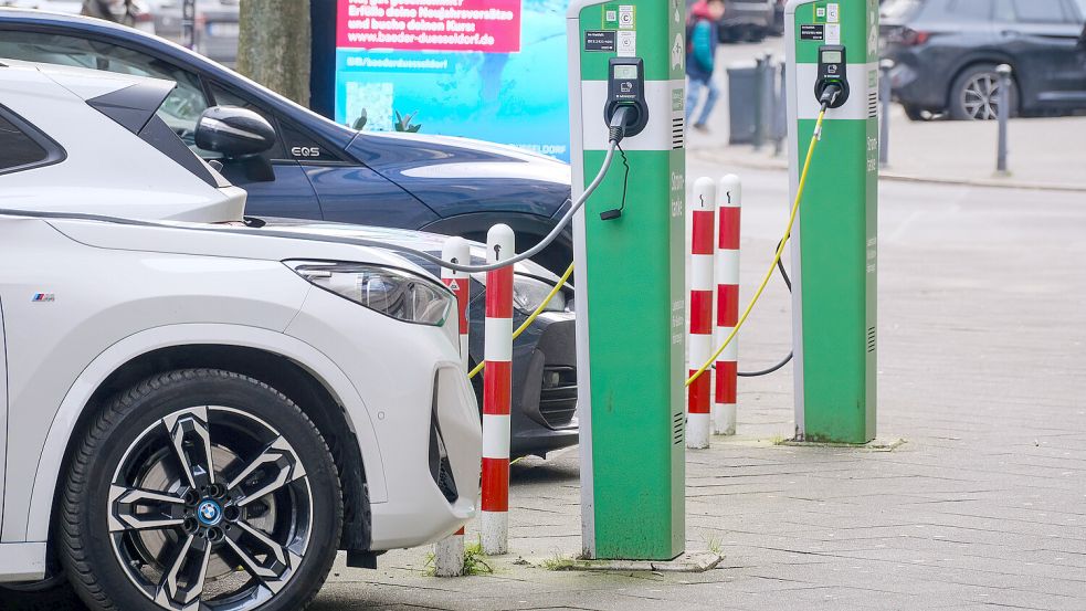 Nach dem Stopp der Kaufprämie ist der Absatz für E-Autos eingebrochen. Nach der Bundestagswahl könnte es ein neuees Förderprogramm geben. Foto: IMAGO/Michael Gstettenbauer