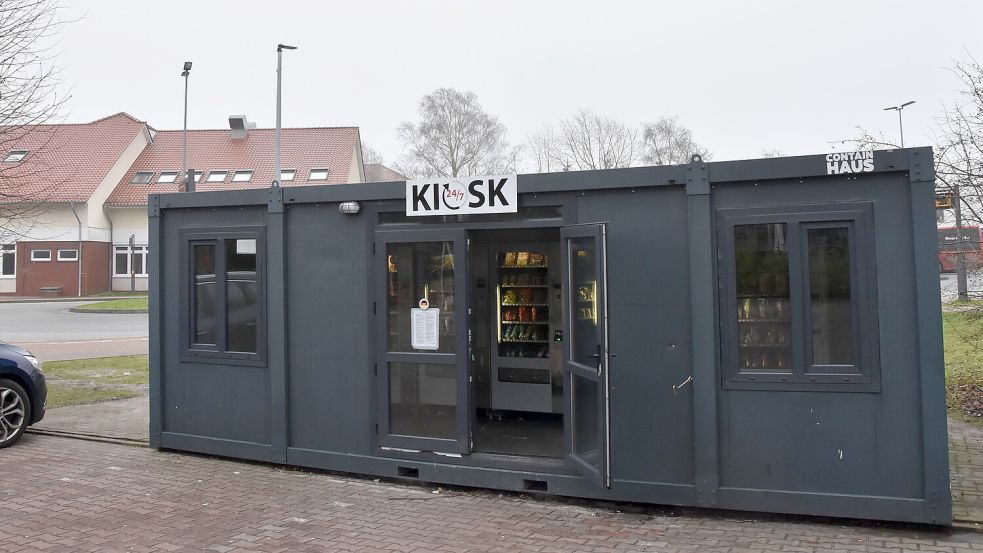 Rund um die Uhr geöffnet hat der in diesem Container in Marienhafe untergebrachte Kiosk, der ohne Verkaufspersonal auskommt. Foto: Thomas Dirks