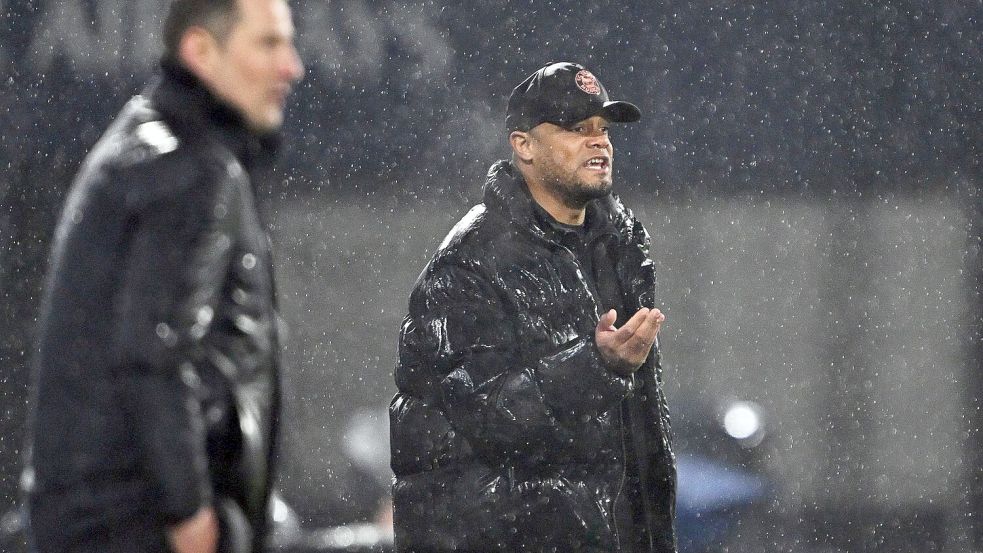 Kalte Dusche für Bayern-Coach Vincent Kompany (r) im De Kuip. Foto: Federico Gambarini/dpa