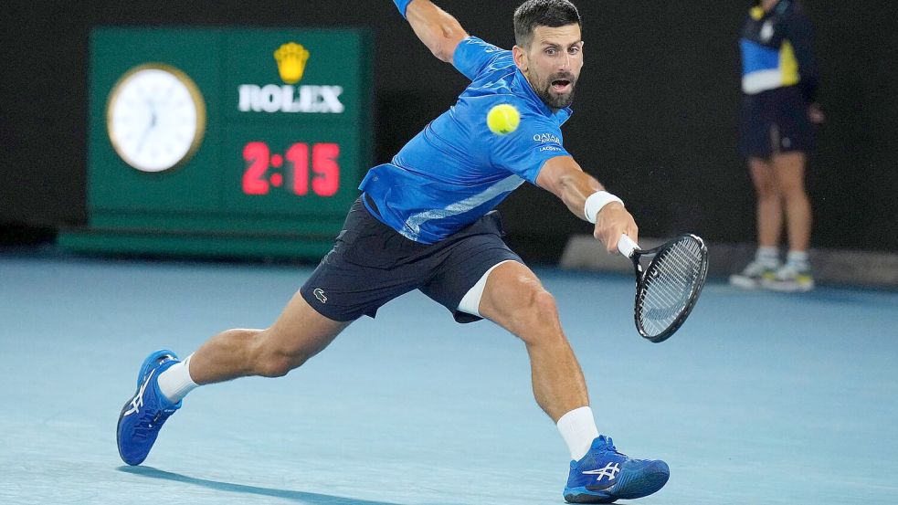 Novak Djokovic kämpfte sich trotz Verletzung ins Halbfinale gegen Alexander Zverev. Foto: Vincent Thian/AP/dpa