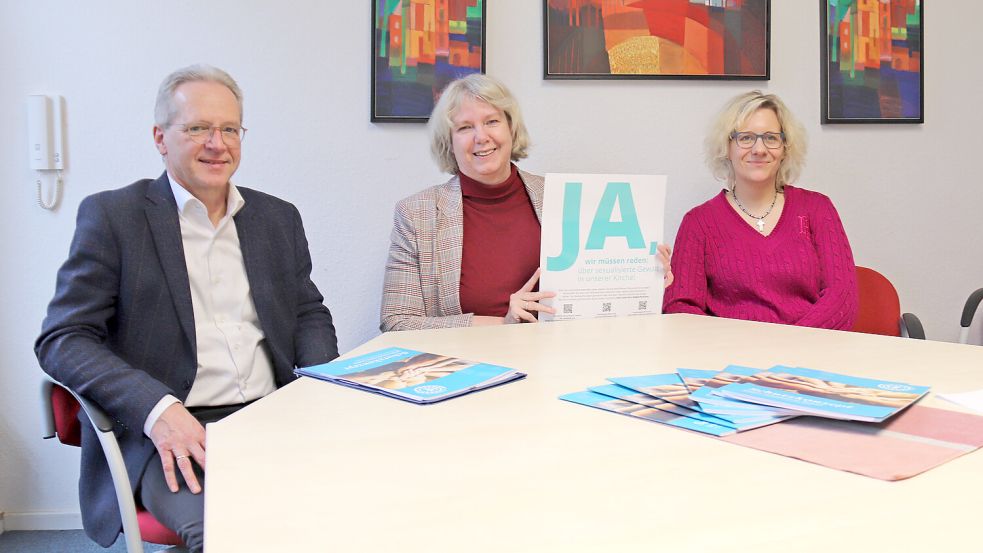 Superintendent Tido Janssen (von links), Kirchenkreisjugendwartin Christine Kruse und Pastorin Cathrin Meenken bei der Vorstellung des Schutzkonzeptes. Foto: Heino Hermanns