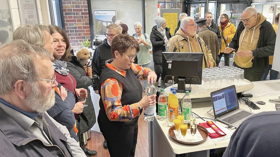 Rund 40 Besucher kamen zur Eröffnung des neuen Servicepunktes der MKO im Norder Bahnhof. Foto: MKO