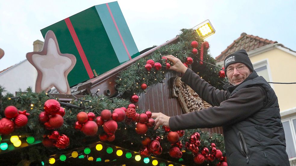 Michael „Ossi“ Ohl checkt die Lämpchen am Glühwein-Stand. Foto: Romuald Banik