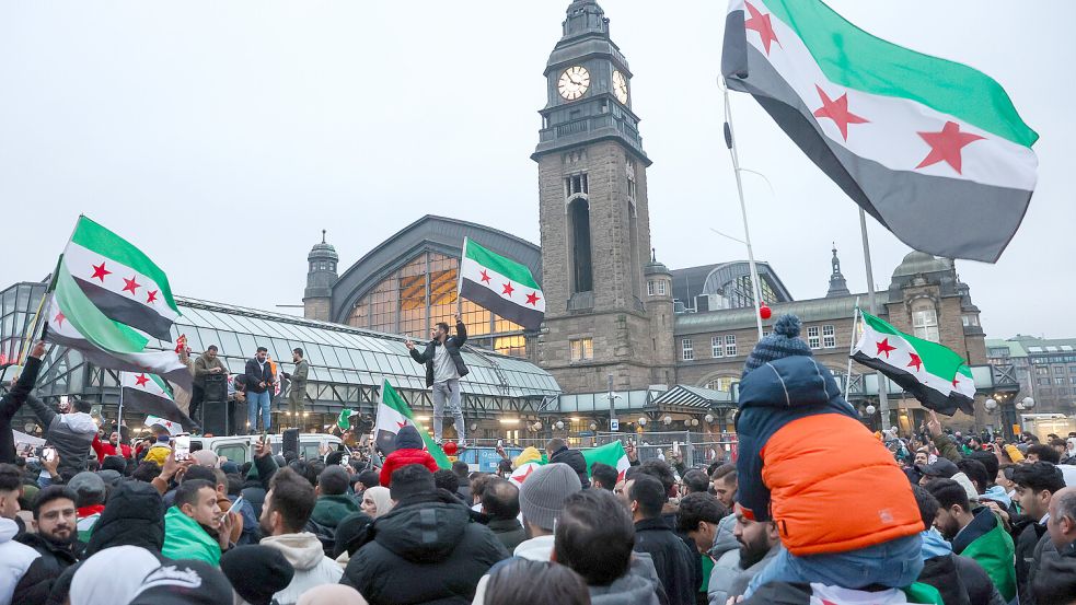 Der Sturz von Machthaber Assad wird auch in Europa von zahlreichen Syrern gefeiert (wie hier in Hamburg). Die Niederlande unterstützen Syrer dabei, in ihre Heimat zurückzukehren. Foto: dpa/Bodo Marks