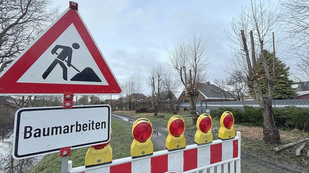 Ein Schild weist auf Höhe des Gänsewegs in Ochtelbur (Ihlow) auf die Baumarbeiten am Ridding hin. Foto: Christin Wetzel