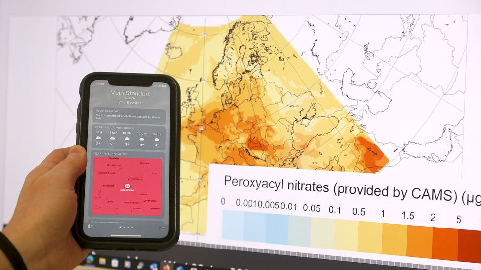 So sehen derzeit die Anzeigen zur Luftqualität aus: Im Vordergrund auf der Wetter-App vom Smartphone mit der Anzeige rot für „schlechte Luftqualität“ und im Hintergrund die Karte des Copernicus Atmosphere Monitoring Service. Foto: Romuald Banik