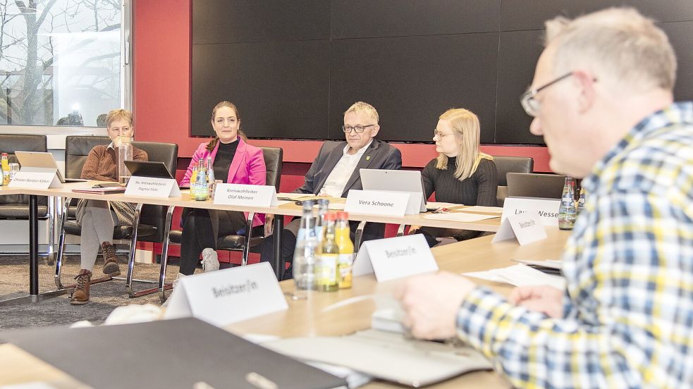 Der Kreiswahlausschuss mit Kreiswahlleiter und Landrat Olaf Meinen (Mitte) tagte am Freitagvormittag im Auricher Kreishaus. Foto: Landkreis Aurich