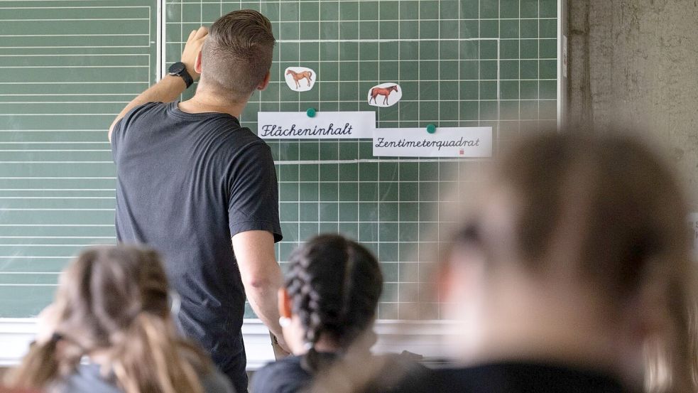 Werden Lehrer Opfer körperlicher Gewalt, so geht diese einer Umfrage zufolge fast ausschließlich von Schülerinnen und Schülern aus. (Symbolbild) Foto: Marijan Murat/dpa